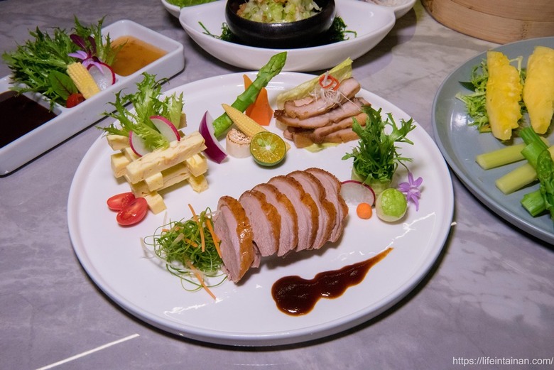 【臺南美食】清明期間限定4~6人份潤餅套餐(需預約),把烤鴨、烏魚子、海陸食材包進去,精緻型潤餅,還有平日外帶限定的外帶小鴨~玥圓坊潤餅三重奏 - 南人幫