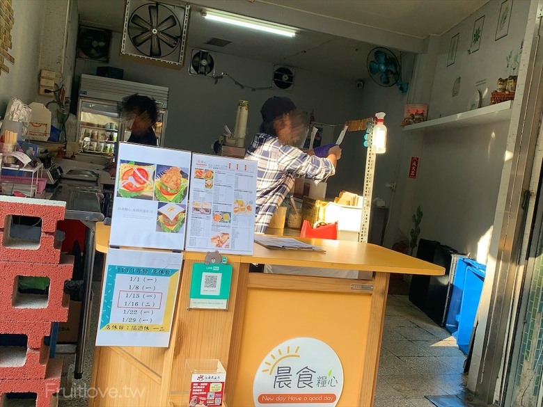 點我看大圖 以純炭火現烤吐司為主打的早午餐,口味多樣選擇豐富,甜果醬系列