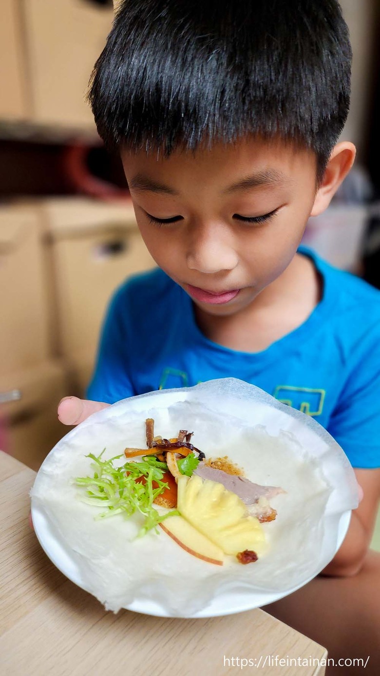 【臺南美食】清明期間限定4~6人份潤餅套餐(需預約),把烤鴨、烏魚子、海陸食材包進去,精緻型潤餅,還有平日外帶限定的外帶小鴨~玥圓坊潤餅三重奏 - 南人幫