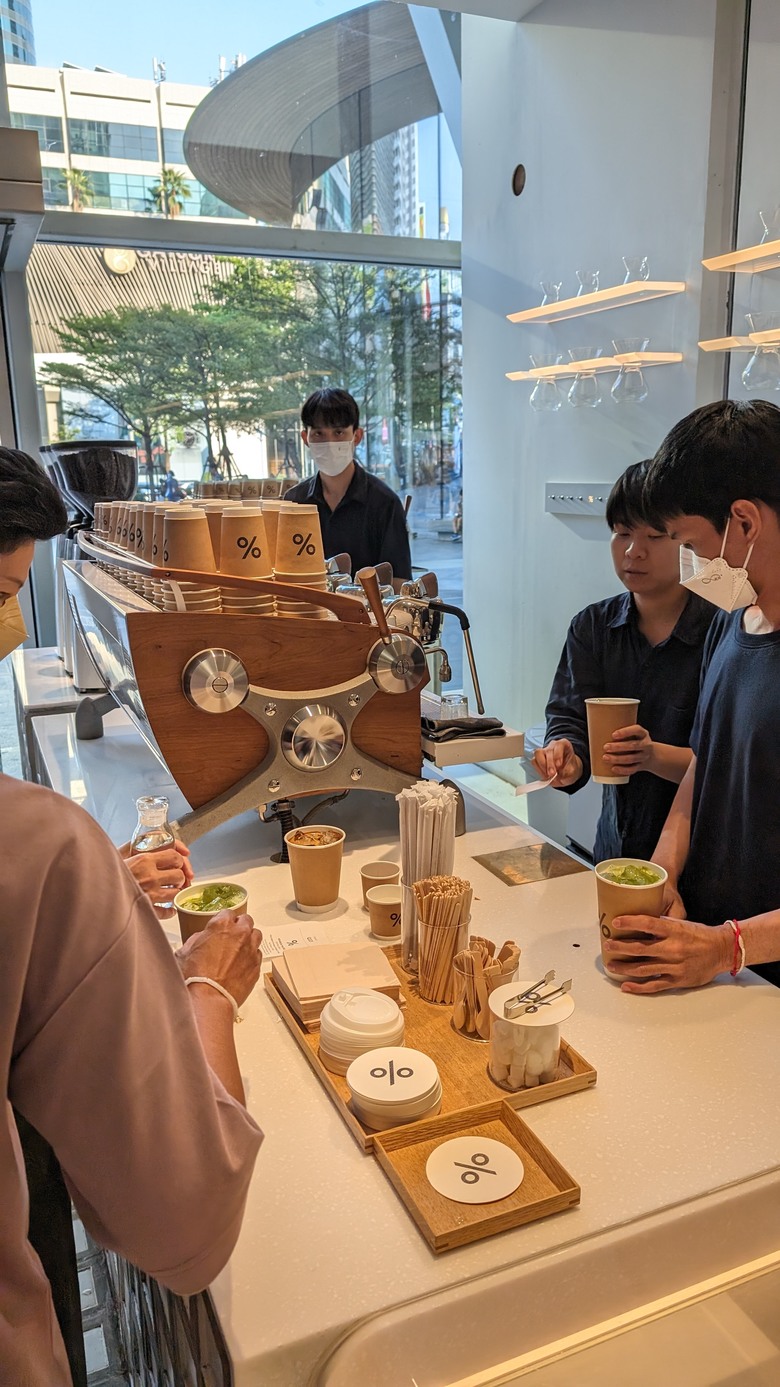 泰國出差兩周見聞- Part III 曼谷World Trade Center / 參拜四面佛 / 曼谷街頭閒晃 / 台人最愛逛的Big C / % Arabica coffee初體驗