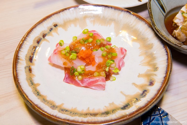 【臺南美食】台南預約制無菜單料理，坐在板前看料理長現場製作割烹料理，提供板前座位及包廂空間~鮨本味 - 南人幫