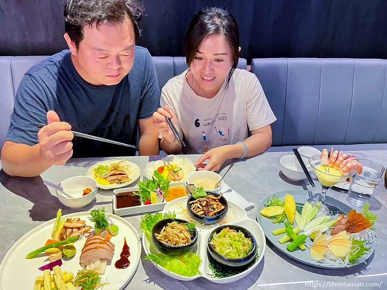 【臺南美食】清明期間限定4~6人份潤餅套餐(需預約),把烤鴨、烏魚子、海陸食材包進去,精緻型潤餅,還有平日外帶限定的外帶小鴨~玥圓坊潤餅三重奏 - 南人幫