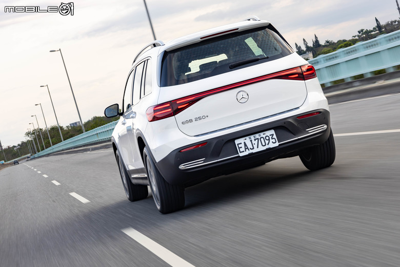Mercedes-Benz EQB 250+、300 4MATIC小改款試駕|配備、續航有感進步,新動力更展現高CP值!
