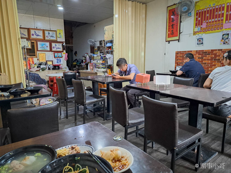 桃園大園美食-來喔來喔~客人"裡麵坐"喔~這家客家食堂的麵好吃又大碗!沒吃過的快來裡面坐啦。