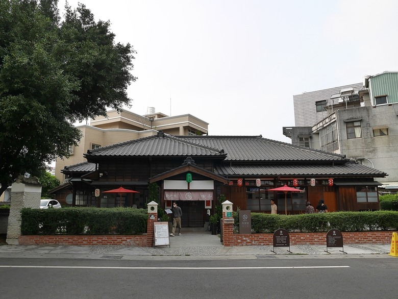 新營鐵道文化園區、弎弌和茗園、阿桐鹽水意麵、鹽水庇護宮、八角樓、銀峰冰果室、修德拜亭廣場、王爺廟巷、永成戲院 — 2024清明連假之新營賞火車、日式老宅內品茗,月津港夜間散策