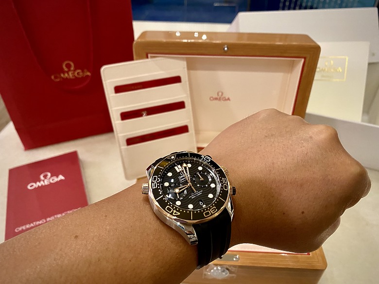 點我看大圖 歐米茄 OMEGA Seamaster 半金計時海馬潛水 300 米腕錶 微開箱