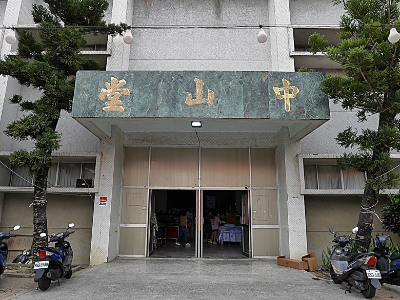 新營鐵道文化園區、弎弌和茗園、阿桐鹽水意麵、鹽水庇護宮、八角樓、銀峰冰果室、修德拜亭廣場、王爺廟巷、永成戲院 — 2024清明連假之新營賞火車、日式老宅內品茗,月津港夜間散策