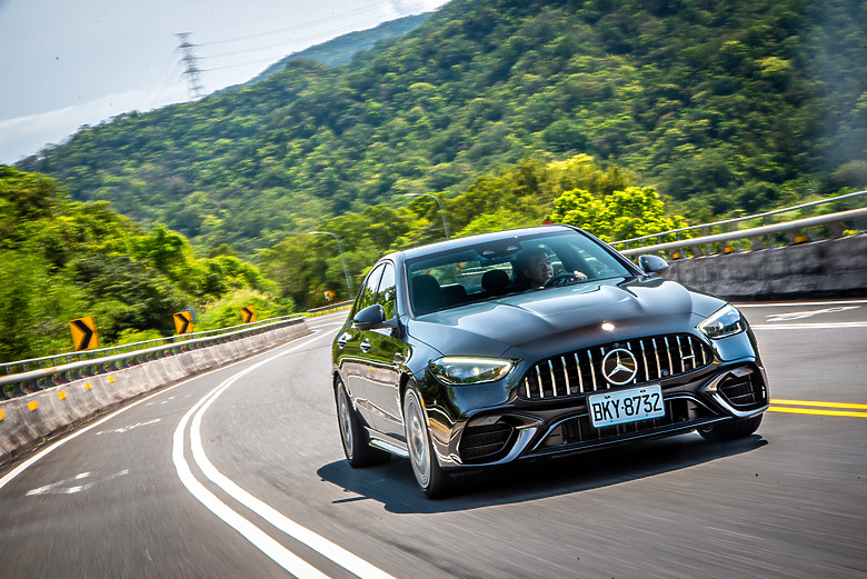 Mercedes-AMG C 63 S E Performance道路試駕篇|可純電代步,也可以強大性能吞噬路面!