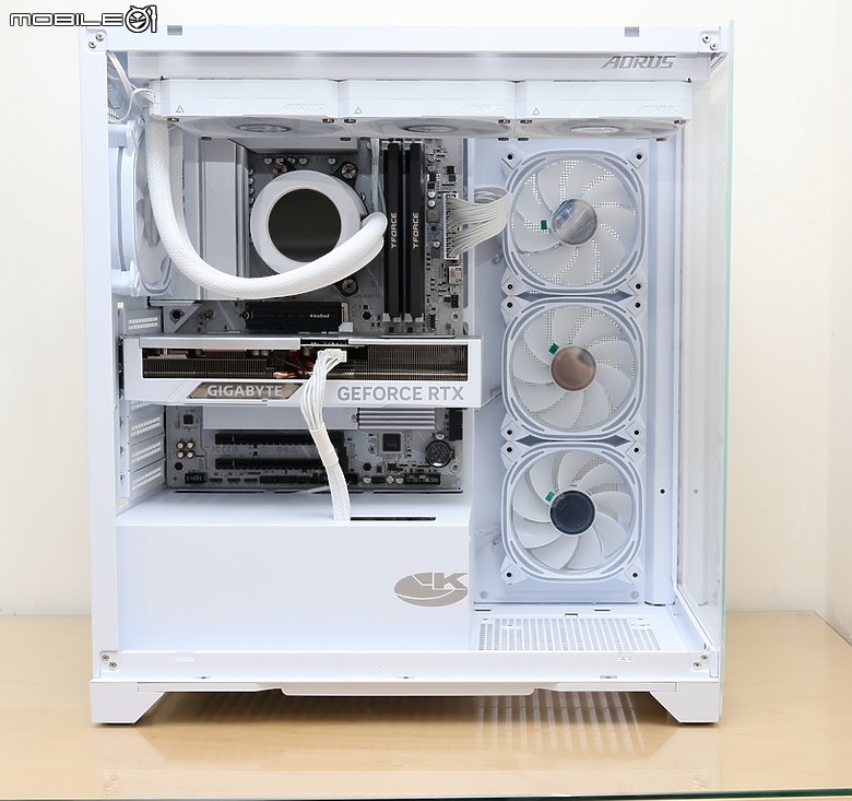 [GIGABYTE 技嘉] 開箱 AORUS 與 EAGLE 聯袂 ICE 白色主題機