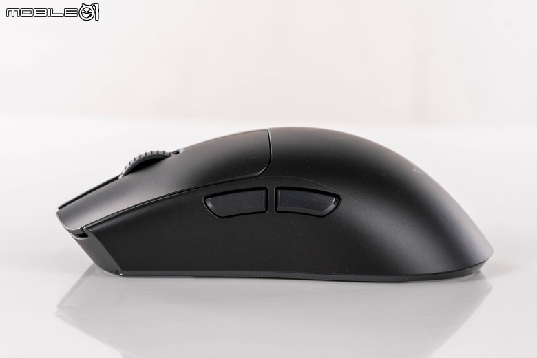 Razer Viper V3 Pro 電競滑鼠開箱試用 以 54 克超輕身形搭配高速移動設計讓遊戲反應更快速