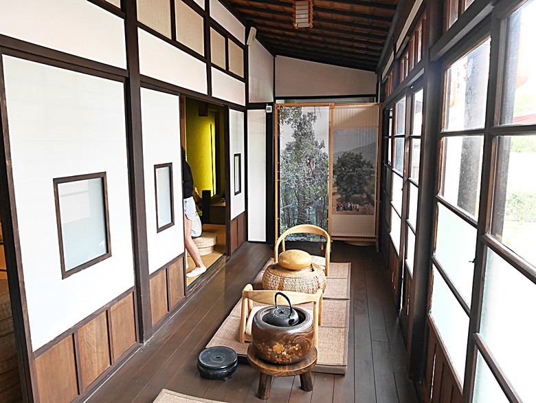 新營鐵道文化園區、弎弌和茗園、阿桐鹽水意麵、鹽水庇護宮、八角樓、銀峰冰果室、修德拜亭廣場、王爺廟巷、永成戲院 — 2024清明連假之新營賞火車、日式老宅內品茗,月津港夜間散策