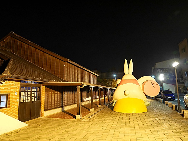 新營鐵道文化園區、弎弌和茗園、阿桐鹽水意麵、鹽水庇護宮、八角樓、銀峰冰果室、修德拜亭廣場、王爺廟巷、永成戲院 — 2024清明連假之新營賞火車、日式老宅內品茗,月津港夜間散策