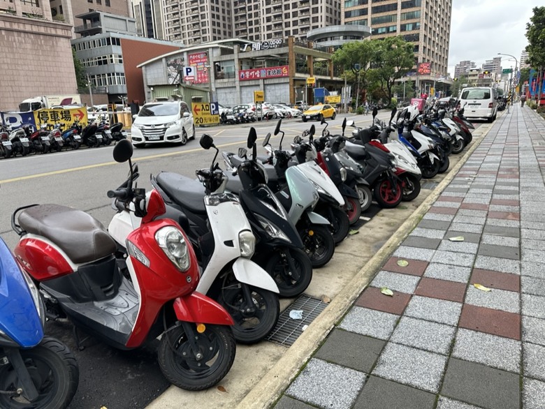「開箱」長得好看,也很實用的CLBCU