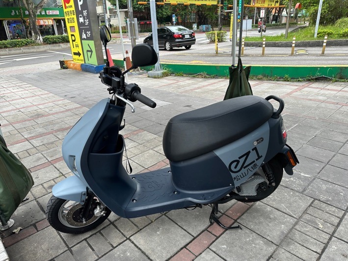 在家樂福試騎eMOVING EZ1,蠻好騎的耶