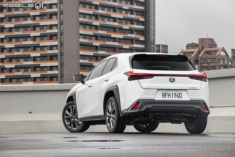 Lexus UX 300h 新年式試駕｜性能升級、配備增加，不畏小老弟的挑戰！