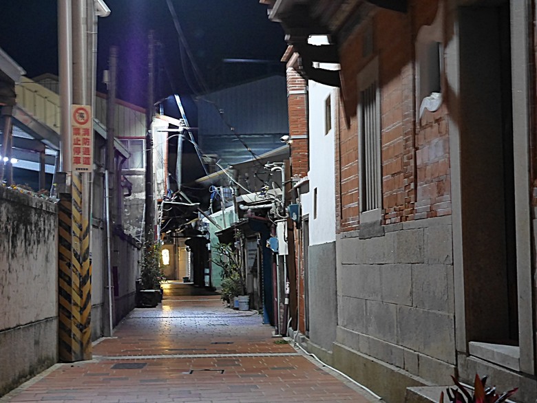 新營鐵道文化園區、弎弌和茗園、阿桐鹽水意麵、鹽水庇護宮、八角樓、銀峰冰果室、修德拜亭廣場、王爺廟巷、永成戲院 — 2024清明連假之新營賞火車、日式老宅內品茗,月津港夜間散策