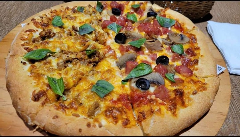 在沒有辦法出國去日本旅遊的情況下，是否願意待在台灣旅遊有關的日本文化的日式景點、飲食等？