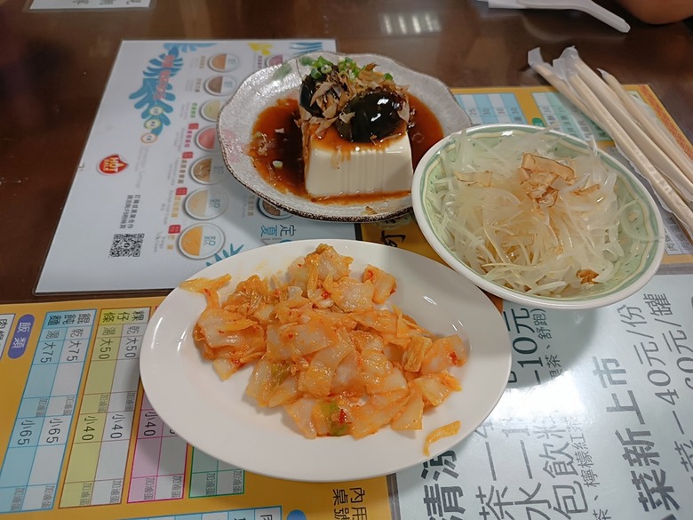 新營鐵道文化園區、弎弌和茗園、阿桐鹽水意麵、鹽水庇護宮、八角樓、銀峰冰果室、修德拜亭廣場、王爺廟巷、永成戲院 — 2024清明連假之新營賞火車、日式老宅內品茗,月津港夜間散策