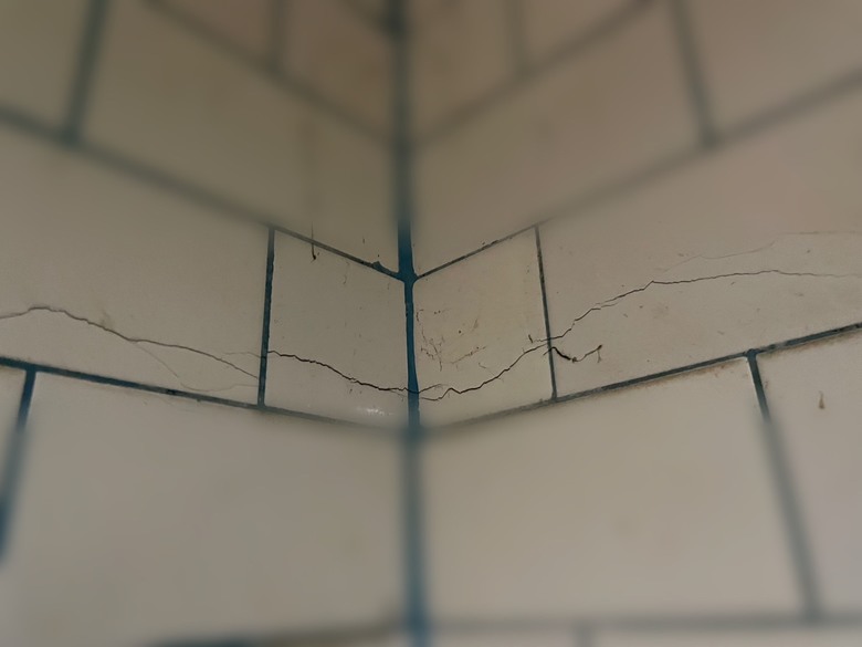地震後牆壁出現裂痕