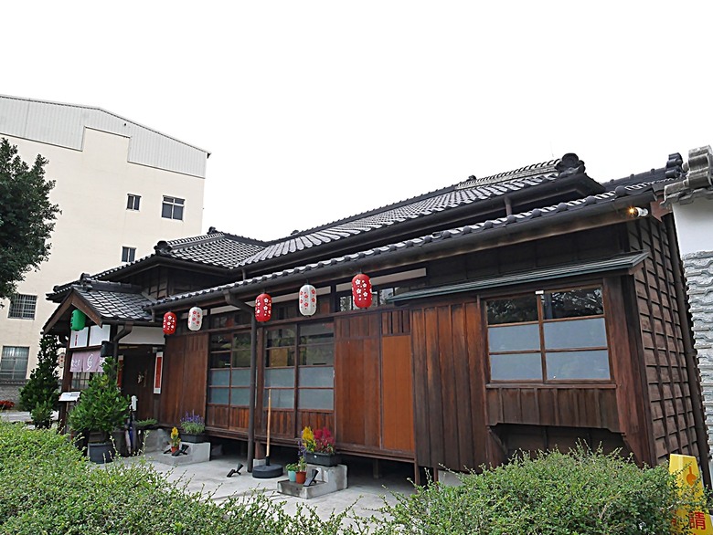 新營鐵道文化園區、弎弌和茗園、阿桐鹽水意麵、鹽水庇護宮、八角樓、銀峰冰果室、修德拜亭廣場、王爺廟巷、永成戲院 — 2024清明連假之新營賞火車、日式老宅內品茗,月津港夜間散策