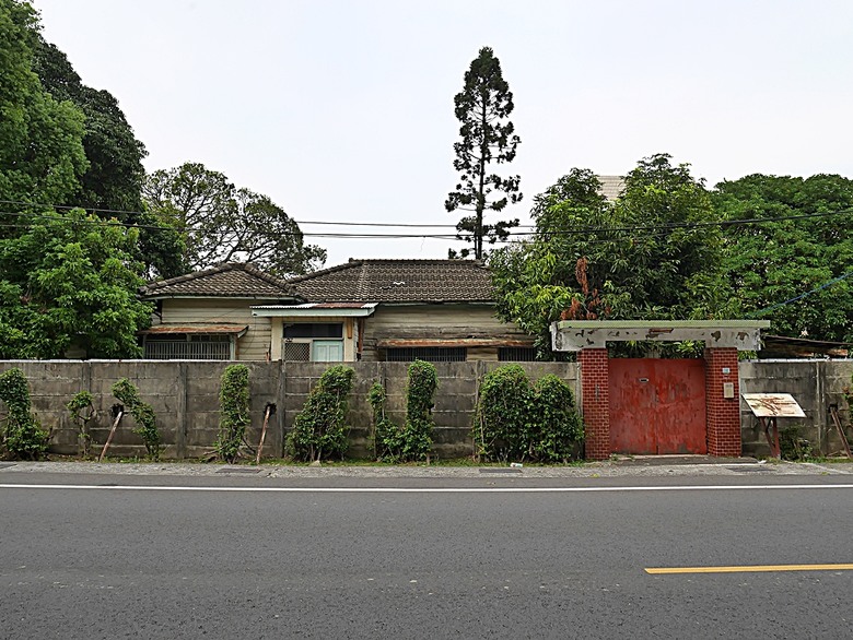 新營鐵道文化園區、弎弌和茗園、阿桐鹽水意麵、鹽水庇護宮、八角樓、銀峰冰果室、修德拜亭廣場、王爺廟巷、永成戲院 — 2024清明連假之新營賞火車、日式老宅內品茗,月津港夜間散策