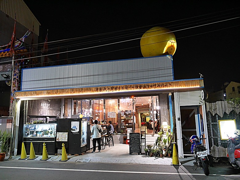 新營鐵道文化園區、弎弌和茗園、阿桐鹽水意麵、鹽水庇護宮、八角樓、銀峰冰果室、修德拜亭廣場、王爺廟巷、永成戲院 — 2024清明連假之新營賞火車、日式老宅內品茗,月津港夜間散策