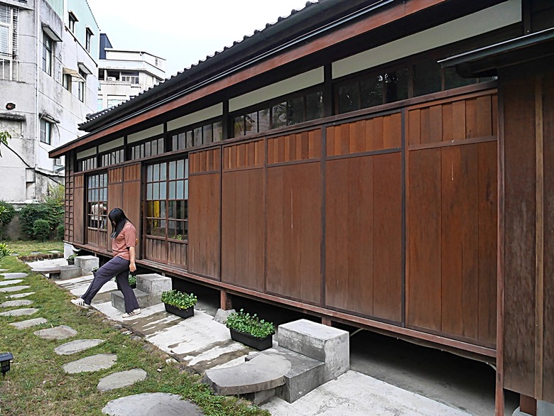 新營鐵道文化園區、弎弌和茗園、阿桐鹽水意麵、鹽水庇護宮、八角樓、銀峰冰果室、修德拜亭廣場、王爺廟巷、永成戲院 — 2024清明連假之新營賞火車、日式老宅內品茗,月津港夜間散策