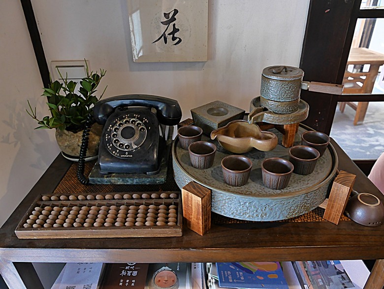 新營鐵道文化園區、弎弌和茗園、阿桐鹽水意麵、鹽水庇護宮、八角樓、銀峰冰果室、修德拜亭廣場、王爺廟巷、永成戲院 — 2024清明連假之新營賞火車、日式老宅內品茗,月津港夜間散策