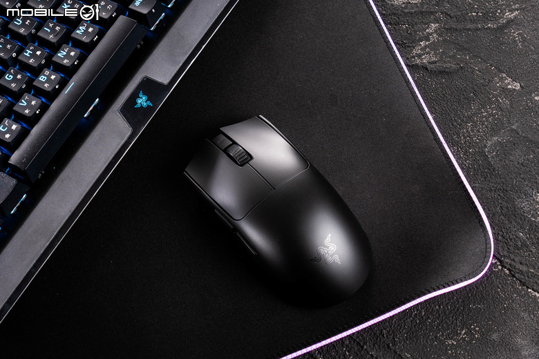 Razer Viper V3 Pro 電競滑鼠開箱試用 以 54 克超輕身形搭配高速移動設計讓遊戲反應更快速
