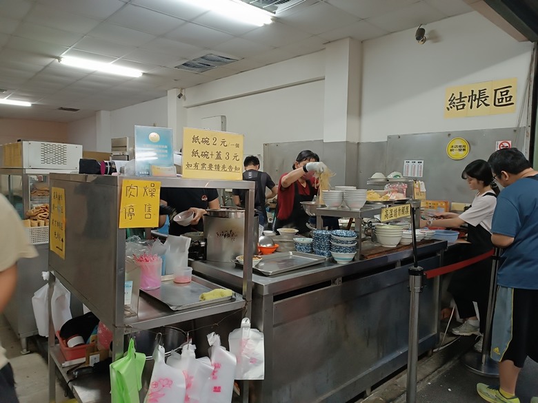 新營鐵道文化園區、弎弌和茗園、阿桐鹽水意麵、鹽水庇護宮、八角樓、銀峰冰果室、修德拜亭廣場、王爺廟巷、永成戲院 — 2024清明連假之新營賞火車、日式老宅內品茗,月津港夜間散策