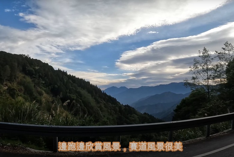 有巨木,還可以遠眺玉山,超美賽道風光的「阿里山雲端馬拉松」!