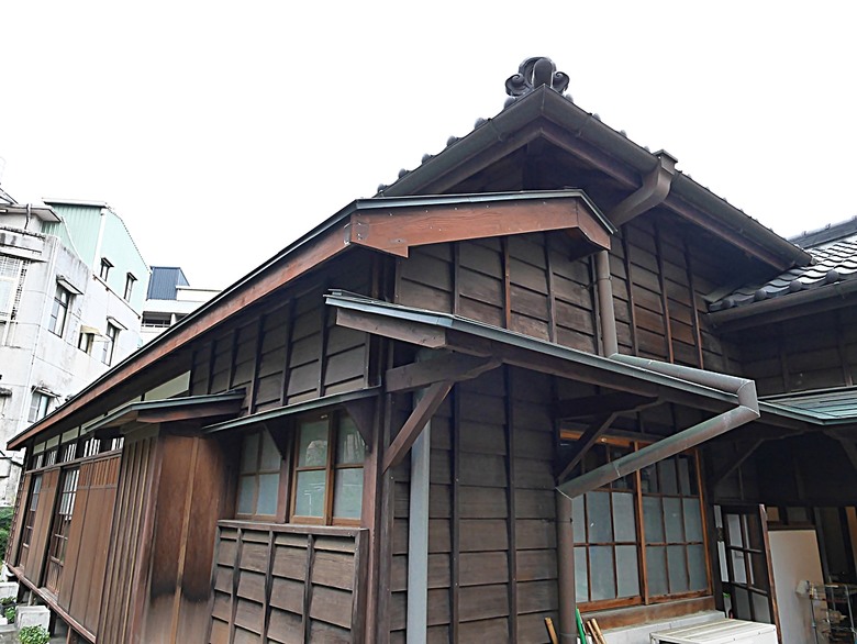 新營鐵道文化園區、弎弌和茗園、阿桐鹽水意麵、鹽水庇護宮、八角樓、銀峰冰果室、修德拜亭廣場、王爺廟巷、永成戲院 — 2024清明連假之新營賞火車、日式老宅內品茗,月津港夜間散策