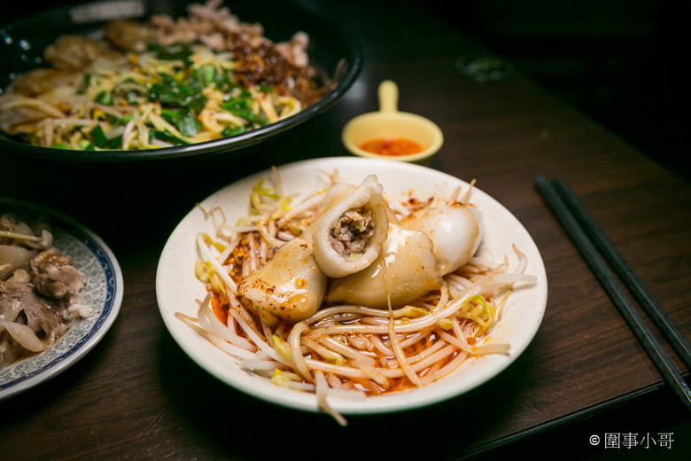 桃園大園美食-來喔來喔~客人"裡麵坐"喔~這家客家食堂的麵好吃又大碗!沒吃過的快來裡面坐啦。