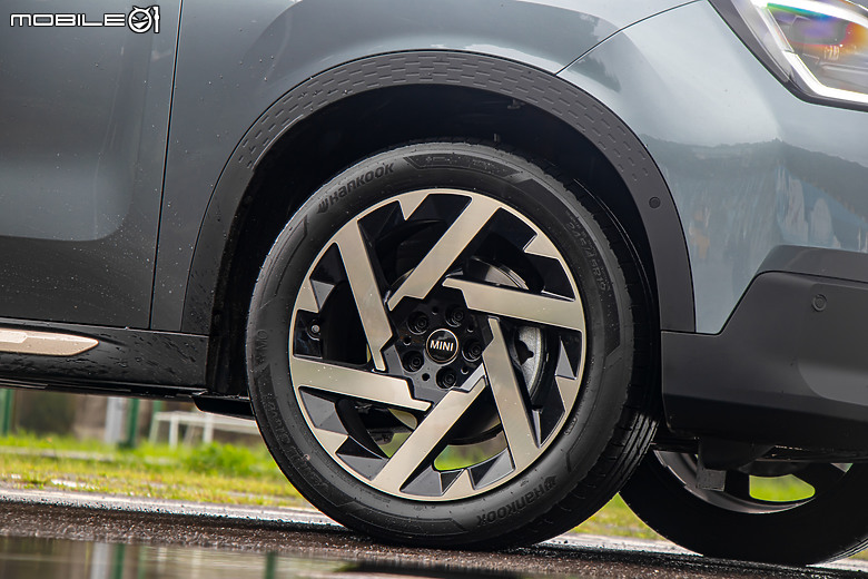 MINI Countryman C 試駕｜不再迷你，卻能討更多人歡心！