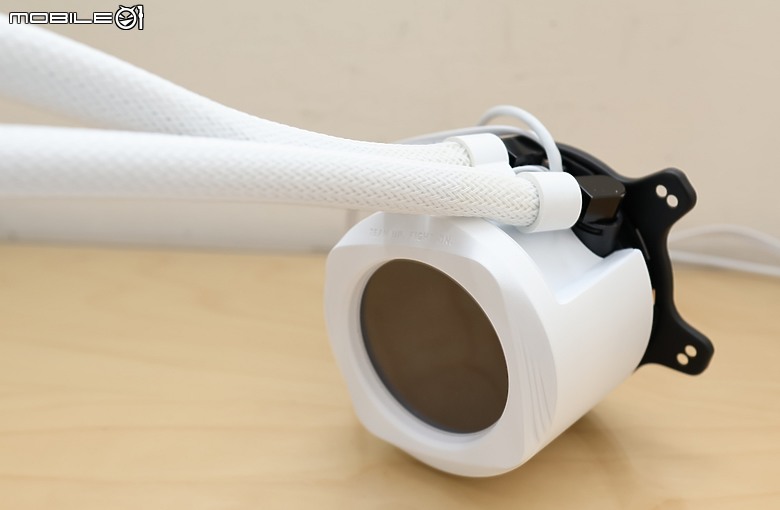 [GIGABYTE 技嘉] 開箱 AORUS 與 EAGLE 聯袂 ICE 白色主題機