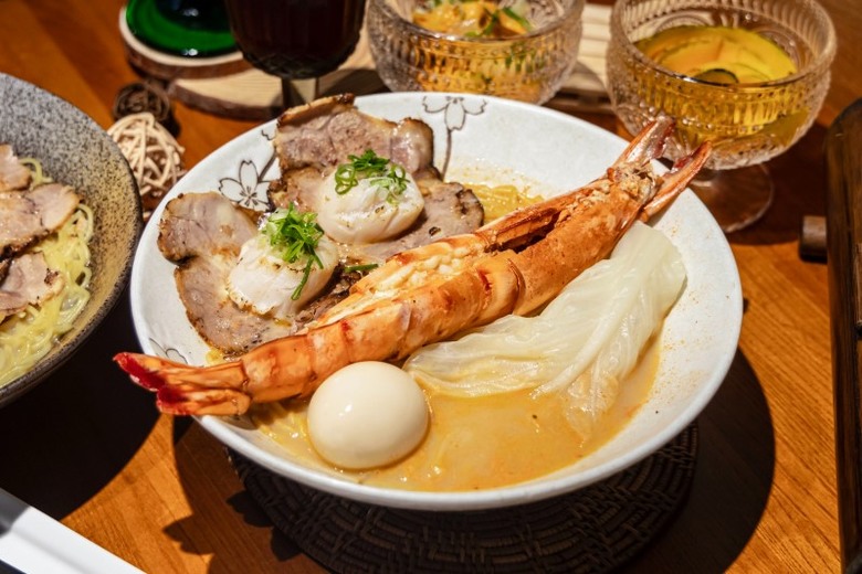 北屯拉麵新勢力！精熬湯頭香濃撲鼻 創新風味「亼」刻品嘗！