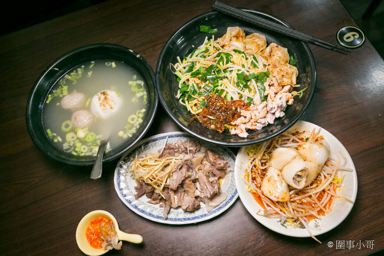 桃園大園美食-來喔來喔~客人"裡麵坐"喔~這家客家食堂的麵好吃又大碗!沒吃過的快來裡面坐啦。
