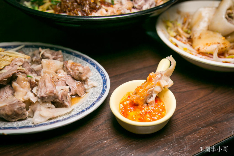 桃園大園美食-來喔來喔~客人"裡麵坐"喔~這家客家食堂的麵好吃又大碗!沒吃過的快來裡面坐啦。