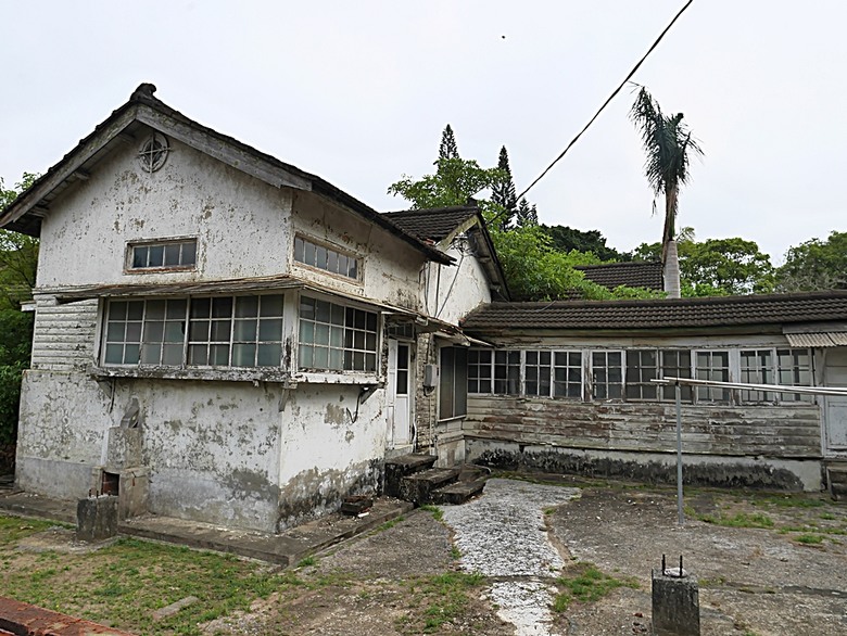 新營鐵道文化園區、弎弌和茗園、阿桐鹽水意麵、鹽水庇護宮、八角樓、銀峰冰果室、修德拜亭廣場、王爺廟巷、永成戲院 — 2024清明連假之新營賞火車、日式老宅內品茗,月津港夜間散策