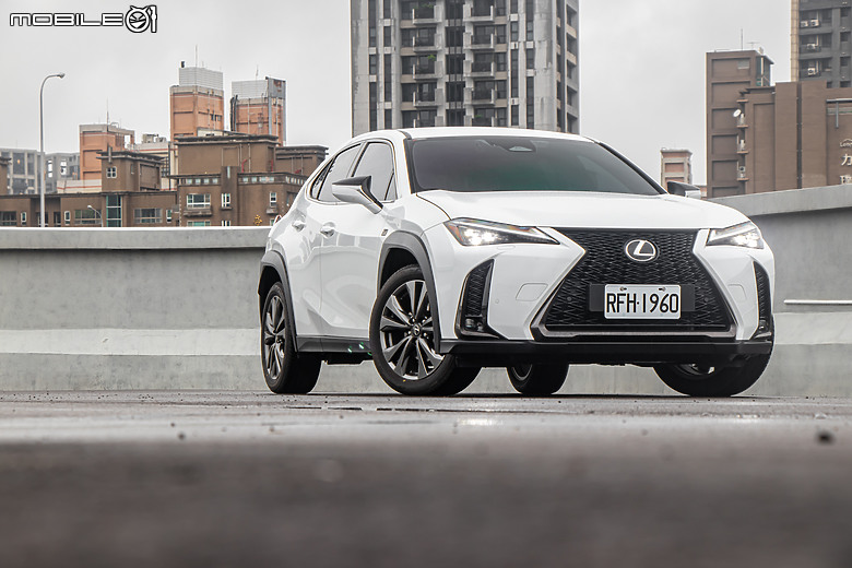 Lexus UX 300h 新年式試駕｜性能升級、配備增加，不畏小老弟的挑戰！