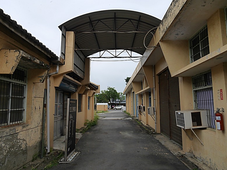新營鐵道文化園區、弎弌和茗園、阿桐鹽水意麵、鹽水庇護宮、八角樓、銀峰冰果室、修德拜亭廣場、王爺廟巷、永成戲院 — 2024清明連假之新營賞火車、日式老宅內品茗,月津港夜間散策