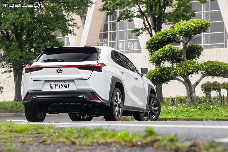 Lexus UX 300h 新年式試駕｜性能升級、配備增加，不畏小老弟的挑戰！