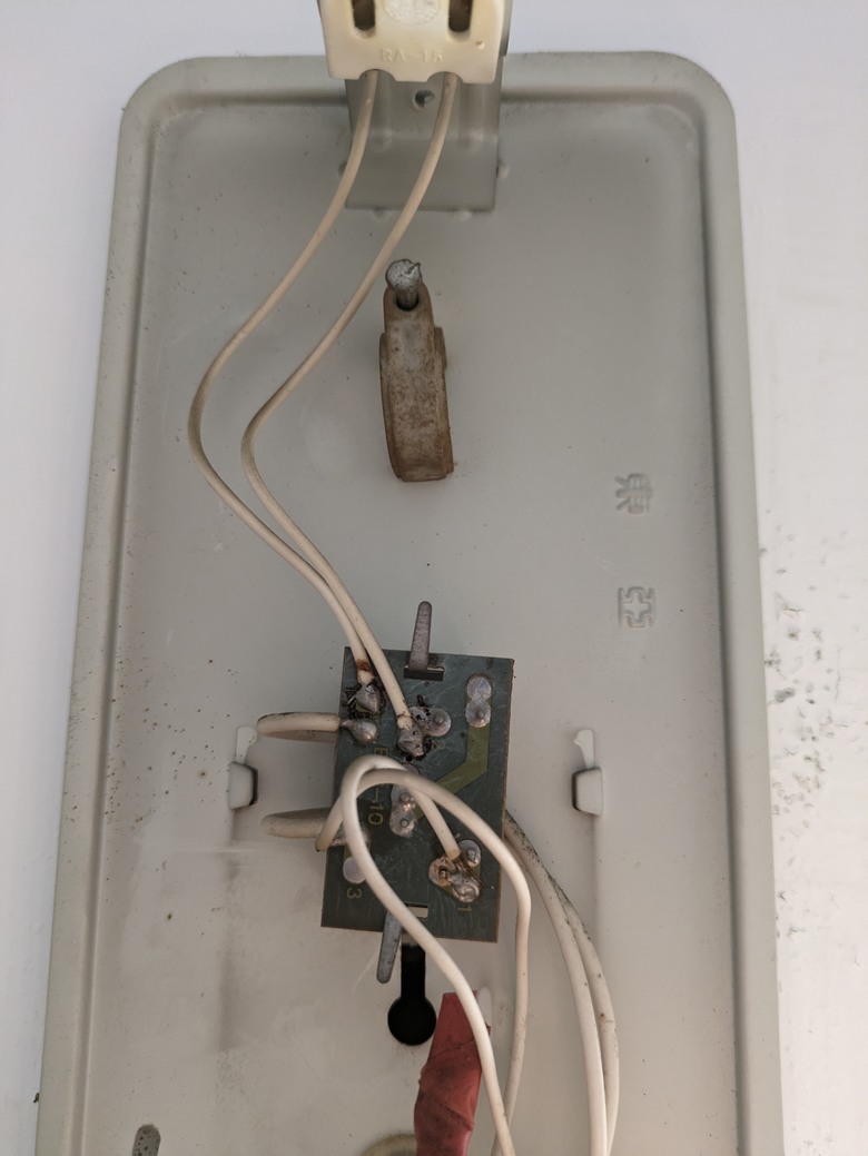 老舊1尺燈座，內有安定器和啟動器，如何用LED燈管