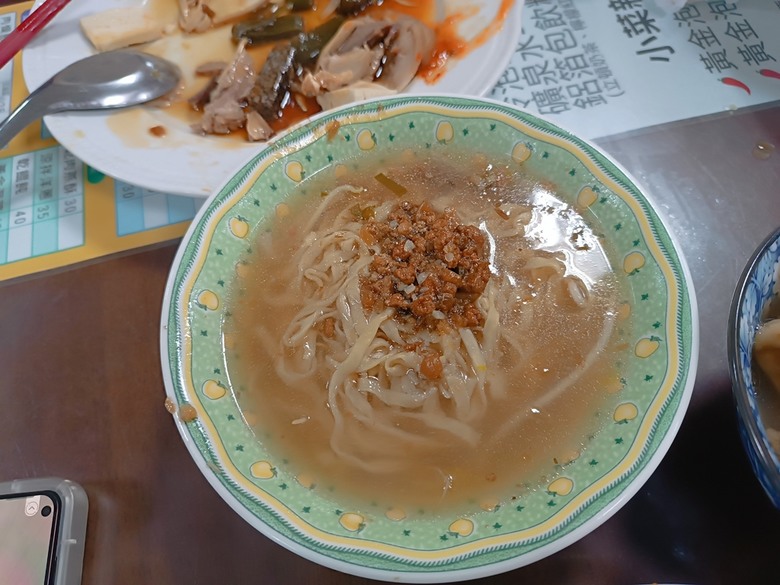 新營鐵道文化園區、弎弌和茗園、阿桐鹽水意麵、鹽水庇護宮、八角樓、銀峰冰果室、修德拜亭廣場、王爺廟巷、永成戲院 — 2024清明連假之新營賞火車、日式老宅內品茗，月津港夜間散策