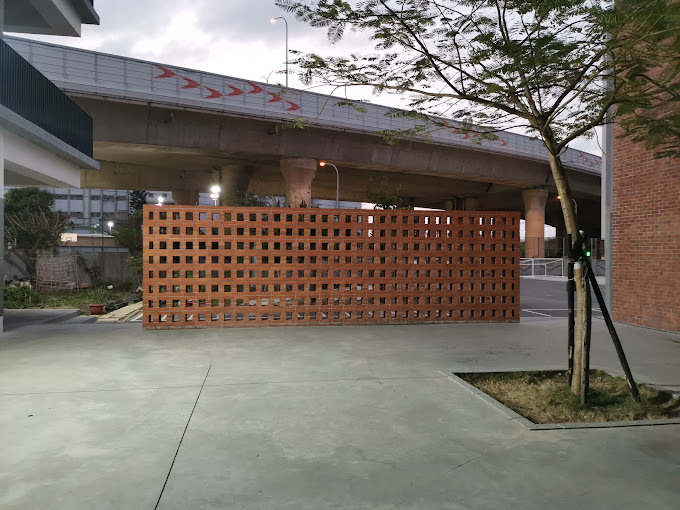 台中清水國小景觀牆倒塌，價值400萬一秒被震垮。