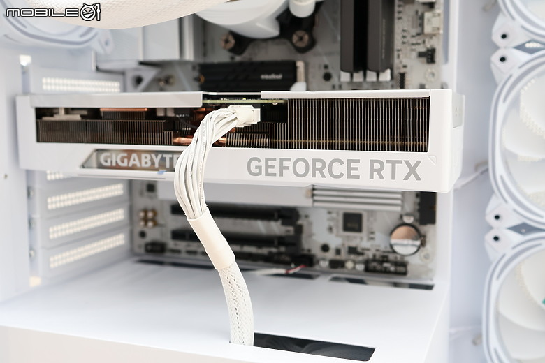 [GIGABYTE 技嘉] 開箱 AORUS 與 EAGLE 聯袂 ICE 白色主題機