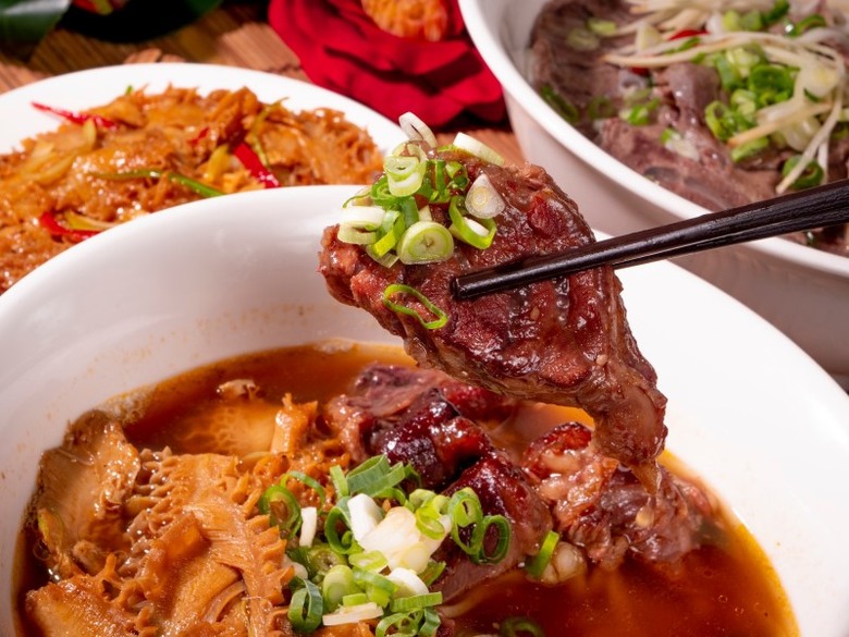 清水必吃人氣麵館！清燉牛肉麵、鮮蝦抄手頂級美味無法擋！