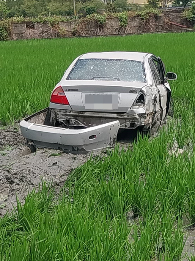 苗栗自小客，飛起再衝下水稻田