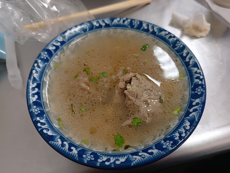 新營鐵道文化園區、弎弌和茗園、阿桐鹽水意麵、鹽水庇護宮、八角樓、銀峰冰果室、修德拜亭廣場、王爺廟巷、永成戲院 — 2024清明連假之新營賞火車、日式老宅內品茗,月津港夜間散策