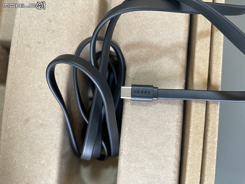 點我看大圖 BenQ ScreenBar Pro 螢幕掛燈 開箱分享